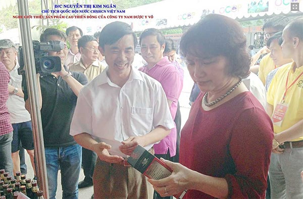 Bà Nguyễn Thị Kim Ngân (Chủ tịch quốc hội) nghe giới thiệu sản phẩm Cao Thiên Đông của Công ty Nam Dược Y Võ