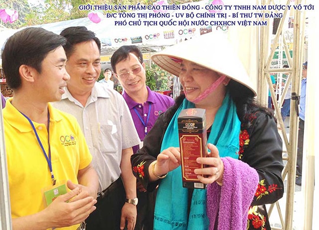 Bà Tòng Thị Phóng (Phó chủ tịch Quốc Hội) nghe giới thiệu về Cao Thiên Đông của Công ty Nam Dược Y Võ