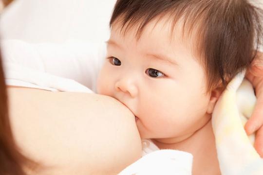 Bí kíp nuôi con bằng sữa mẹ đúng cách trong 12 tháng đầu sau khi sinh
