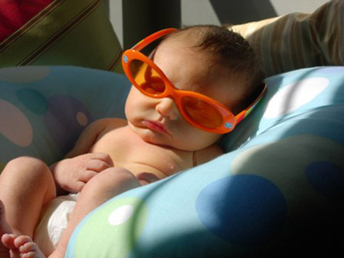 Tắm nắng cho trẻ sơ sinh vào mùa hè & mùa đông như thế nào là đúng cách?