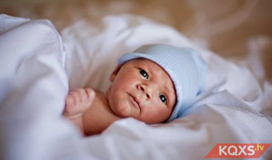 Chảy nước mắt sống nhiều ở trẻ sơ sinh có phải là dấu hiệu tắc nghẽn tuyến lệ không?