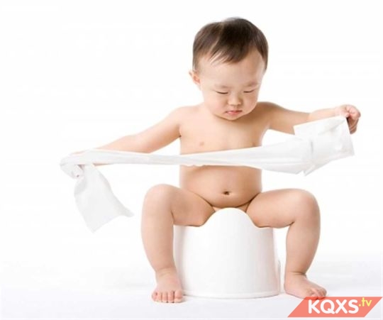 Trẻ sơ sinh bị tiêu chảy phải làm sao xử trí an toàn nhất?