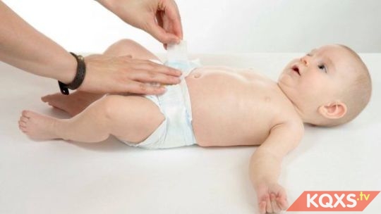 Trẻ sơ sinh bị tiêu chảy phải làm sao xử trí an toàn nhất?