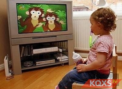 Có nên cho trẻ xem tivi khi ăn cơm? Cách sửa thói quen vừa ăn vừa xem tivi hiệu quả