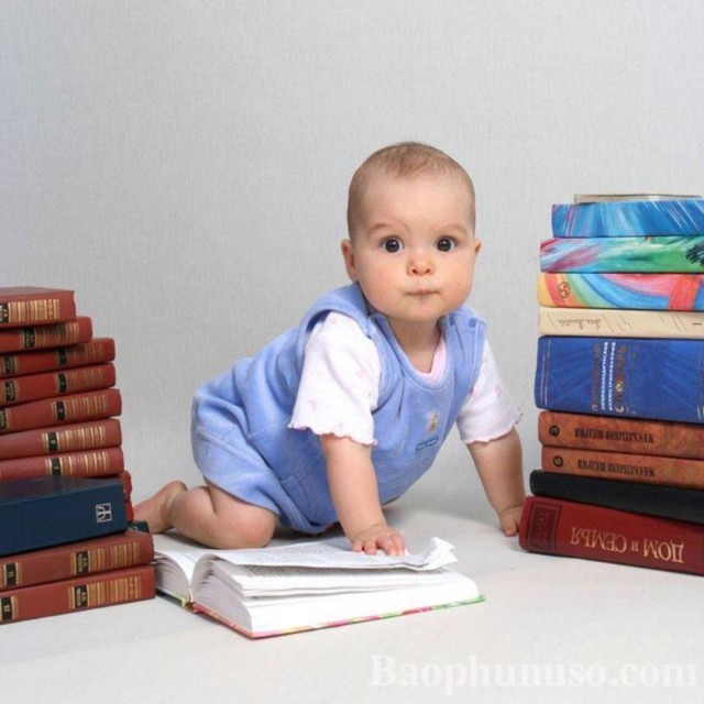 Khi nào nên đọc sách cho bé? Loại sách nào phù hợp cho trẻ dưới 1 tuổi?