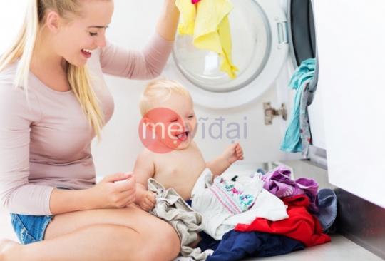 Mách mẹ cách giặt quần áo cho trẻ sơ sinh bằng tay và bằng máy giặt