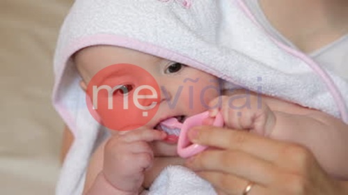 Mách mẹ cách vệ sinh miệng lưỡi cho trẻ sơ sinh an toàn nhất