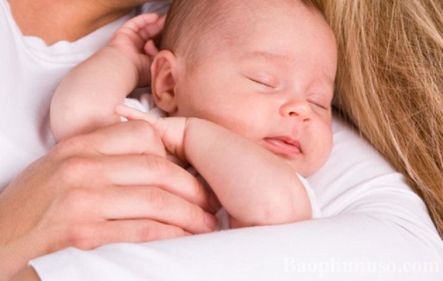 Trẻ sơ sinh bị nghẹt mũi kéo dài về đêm phải làm sao?