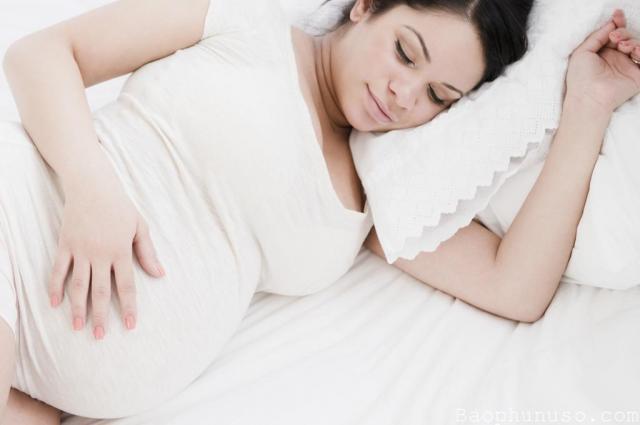Tư thế nằm ngủ khi bị động thai an toàn cho mẹ và thai nhi