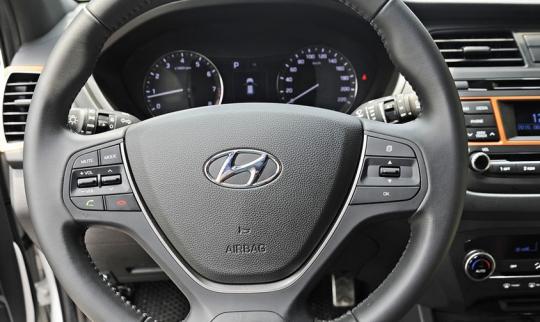 Xe Hyundai i20 Active - mẫu xe gia đình tiện nghi thách thức Ford EcoSport